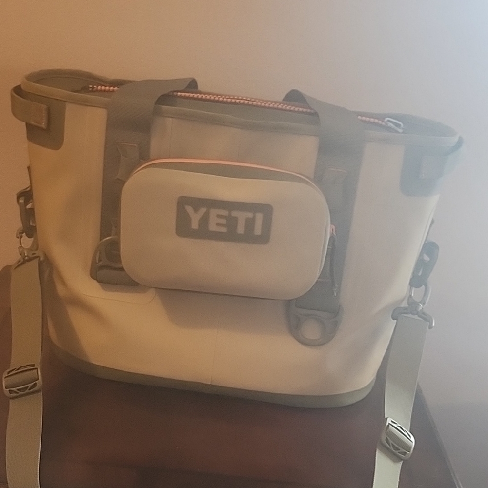 YETI Hopper 20 Tan And Green In Near Mint Condition With Frint Remivable Pouc